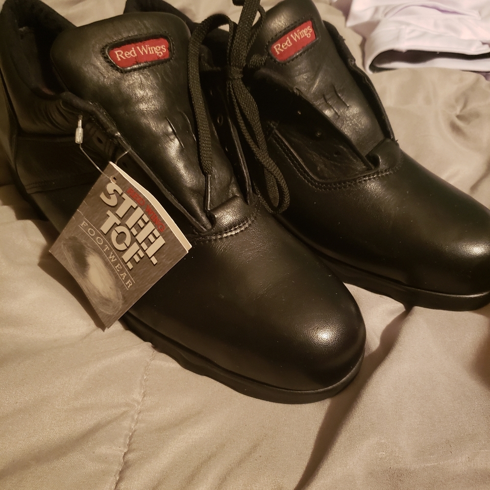 Red wing steel toe work shoes